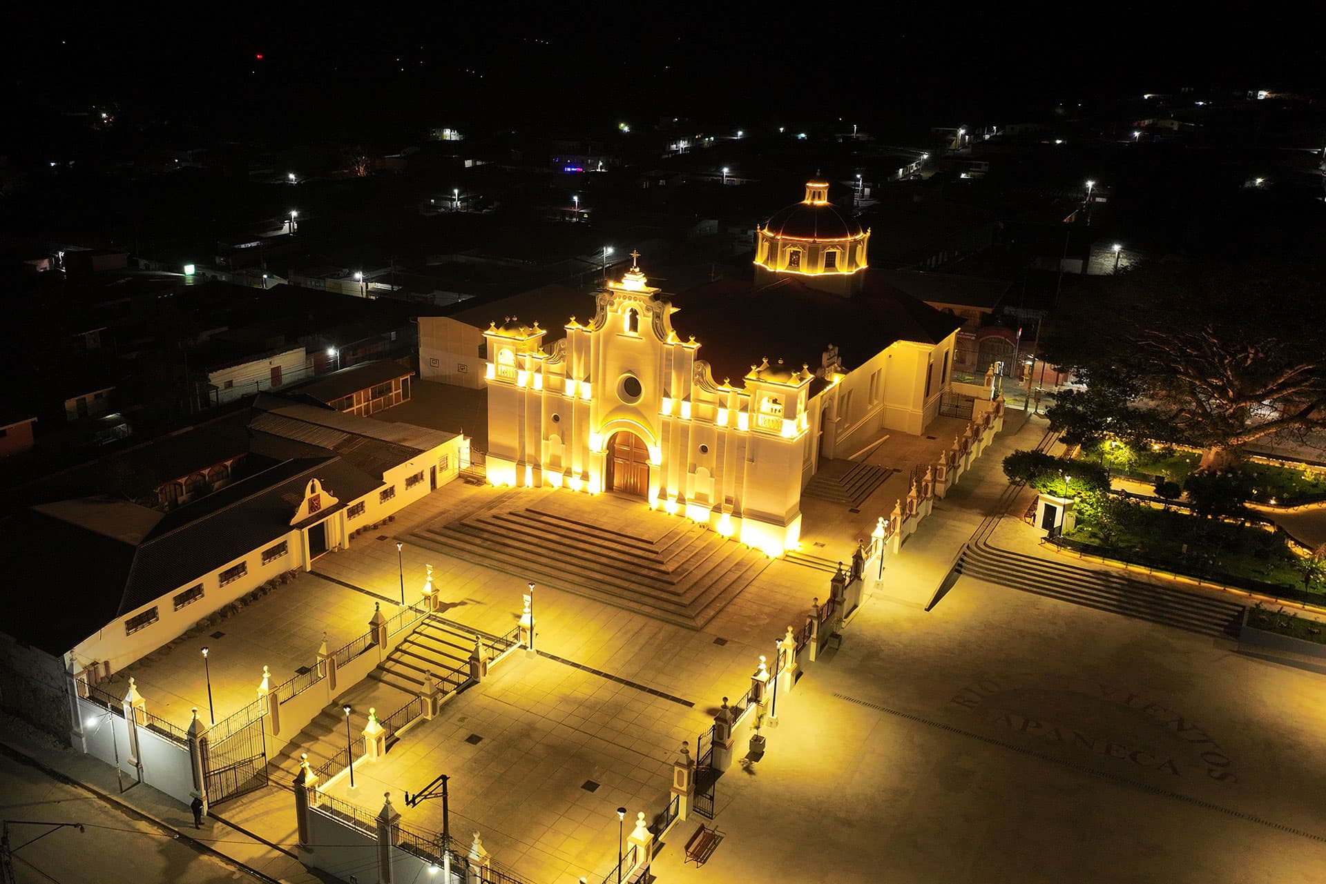 Plaza in Olocuilta, El Salvador, featuring colonial-style buildings and a quiet evening atmosphere