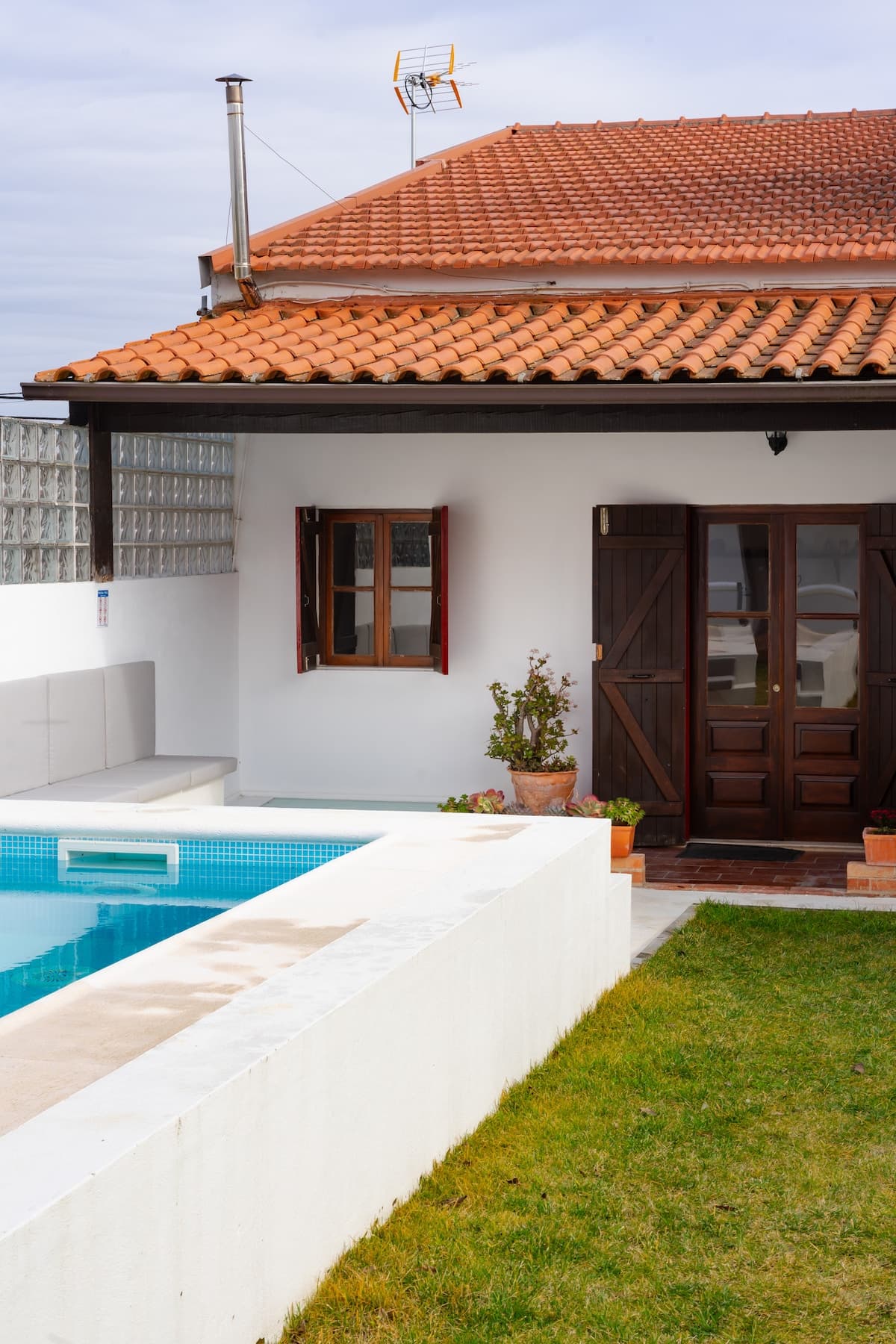 Stone and stucco exterior of a rural Portuguese guesthouse in Serra das Alhadas