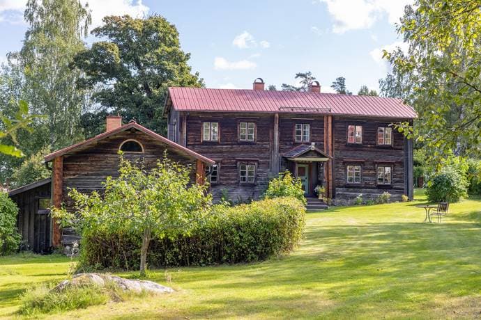 Exterior view of a historic building in Alfta, Ovanåkers Kommun, Sweden