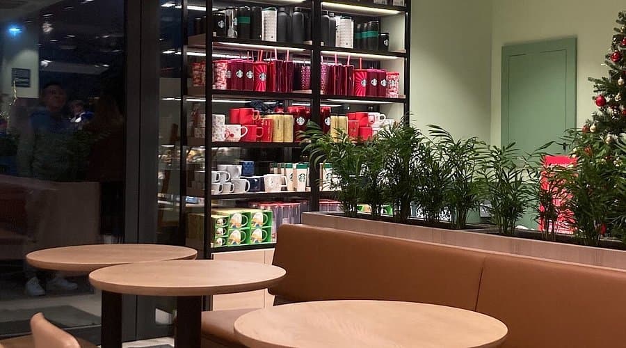 Cafe interior with tables and chairs in a Vecsés establishment